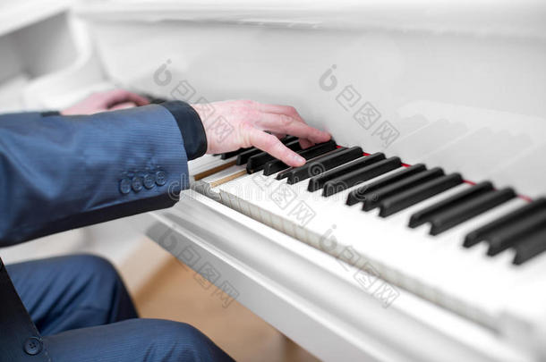 手<strong>弹钢琴</strong>