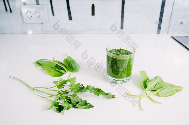 绿色蔬菜汁有机从天然在白色桌子上