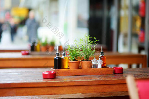 在户外咖啡馆里桌子上的香醋和油瓶