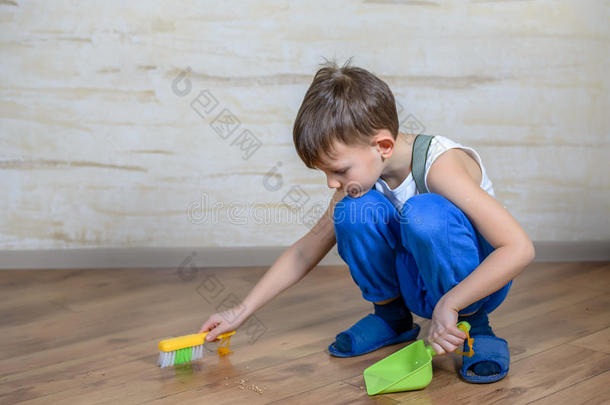 孩子用玩具扫帚和簸箕