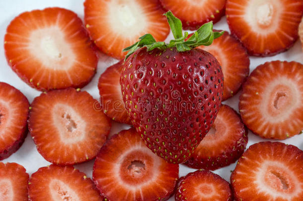 美味的大草莓位于草莓切片的中心
