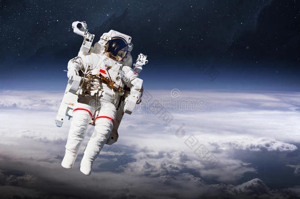 太空宇航员。 太空行走。 这幅图像的元素由美国宇航局提供