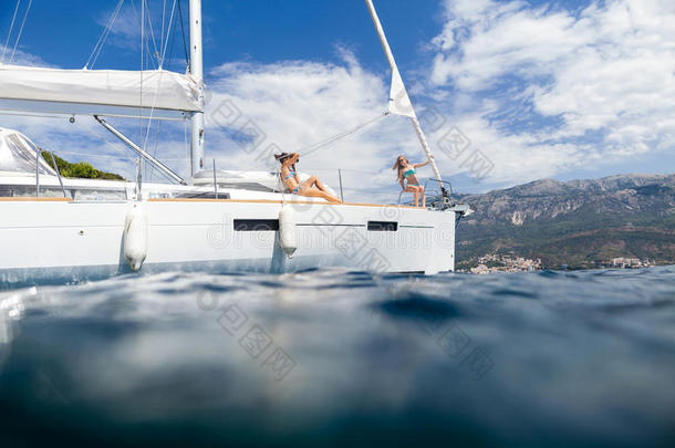 女孩游艇和照片海上游轮假期