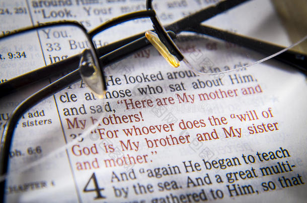 圣经文本和眼镜