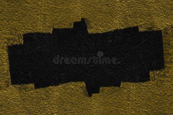 黄色墙上的黑洞裂缝。 破碎的混凝土模板的内容