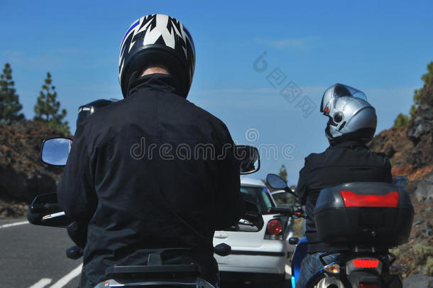 骑摩托车的男人的后视图