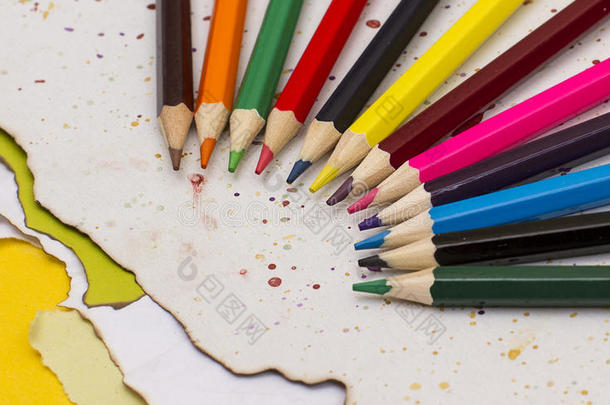 彩色铅笔在一张撕破的纸上，上面有水粉色的帽子