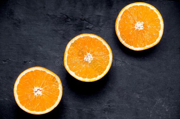 美丽的橘子水果切片在旧桌子上。 <strong>富含维生素</strong>。