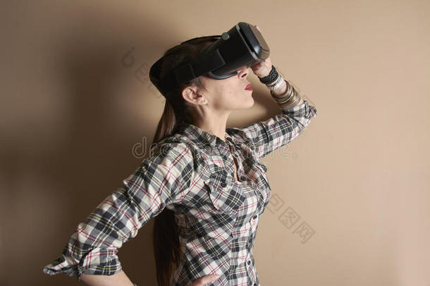 漂亮的女人戴着虚拟现实眼镜，站在侧面