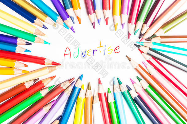 用彩色铅笔做绘图广告