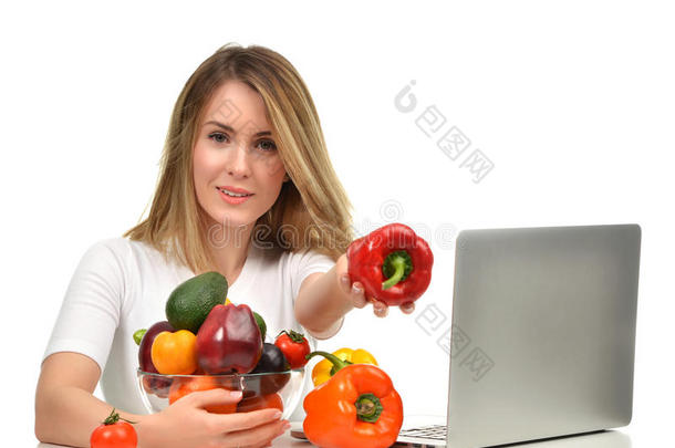 自信的营养学家女人在办公桌上用现代笔记本电脑工作