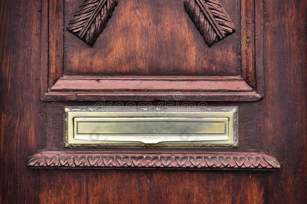 旧门里的古董信槽。