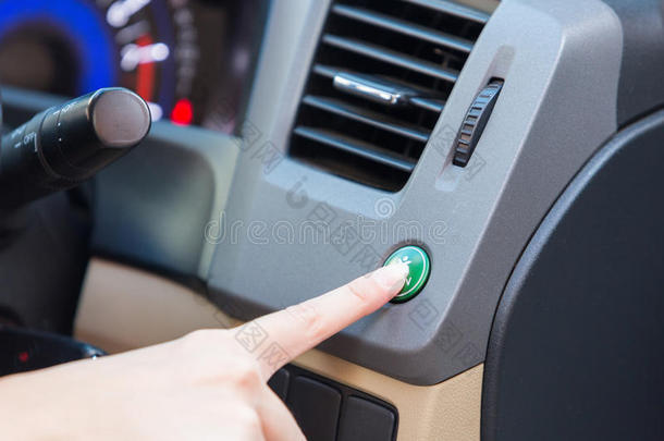 手指按按钮ECO模式的汽车。