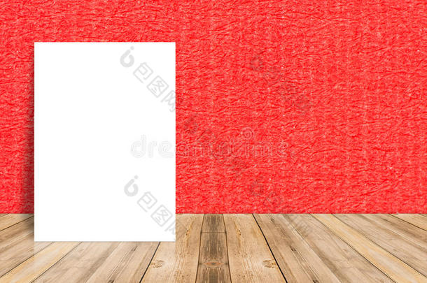 空白白纸海报在热带木板木地板和纸墙，模板模拟添加您的内容，留下侧面空间