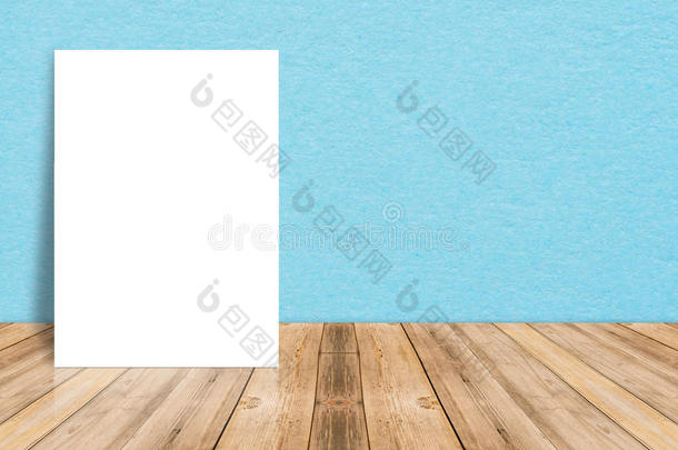 空白白纸海报在热带木板木地板和纸墙，模板模拟添加您的内容，留下侧面空间