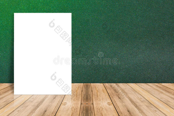 空白白纸<strong>海报</strong>在热带木板木地板和纸墙，模板模拟添加您的<strong>内容</strong>，留下侧面空间