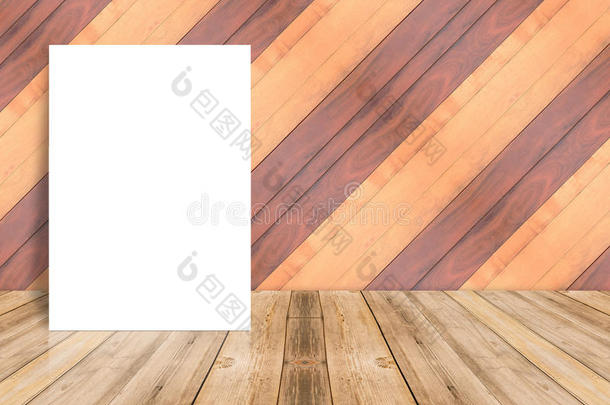 空白海报倾斜在木板木墙和对角线木地板，模拟添加您的设计。