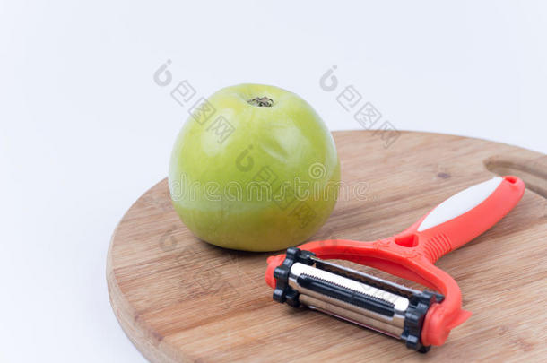 厨房板上的绿色苹果和塑料<strong>剥皮</strong>机