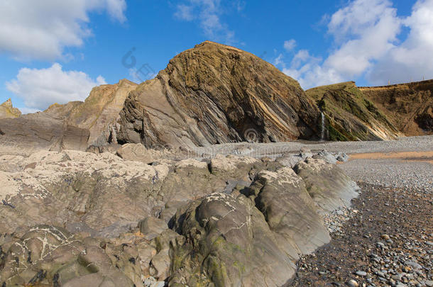 美丽的岩石在沙茅斯海滩北康沃尔英国与不寻常的地层附近布德