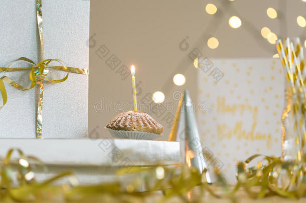 美味的生日蛋糕，上面有一支蜡烛