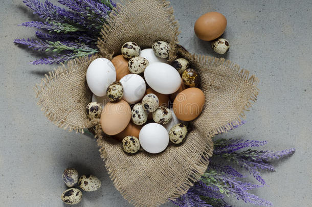 鸡蛋放在木碗里，紫罗兰花放在桌子上