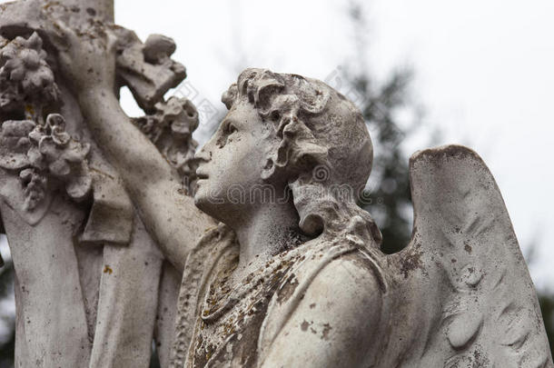 古老墓地大理石天使雕塑