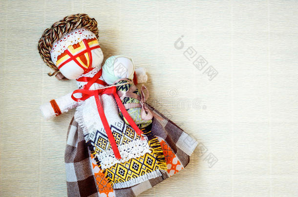 手工纺织娃娃，<strong>布娃娃</strong>“莫坦卡”在民族风格，古代文化民间手工艺传统乌克兰。