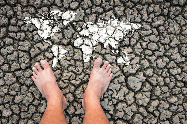 干粘土土地脚下世界地图显示干旱。