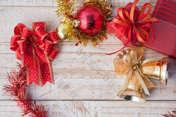 圣诞礼品盒，装饰和<strong>彩色球</strong>在老式白木上