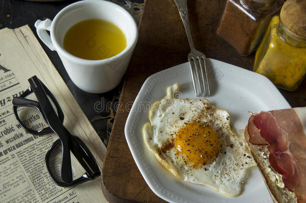早餐配煎蛋和培根三明治
