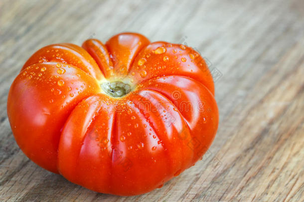 木制背景上新鲜成熟番茄的特写