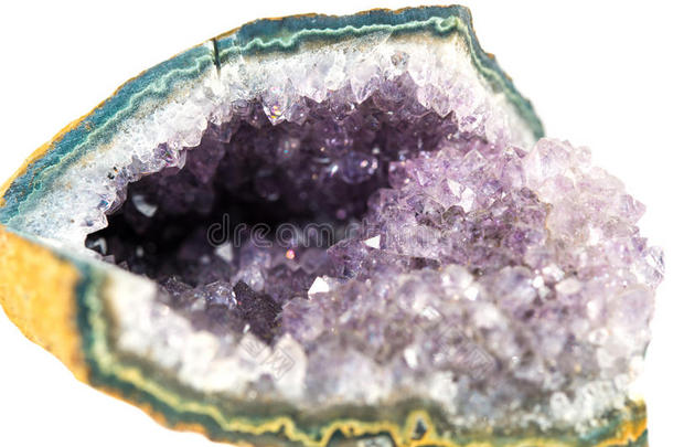 紫水<strong>晶石</strong>切割，在白色背景上分离出的晶体
