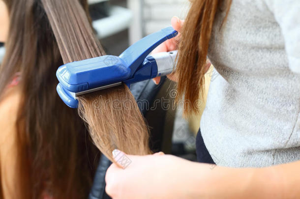 理发师发型模型使用矫直机。