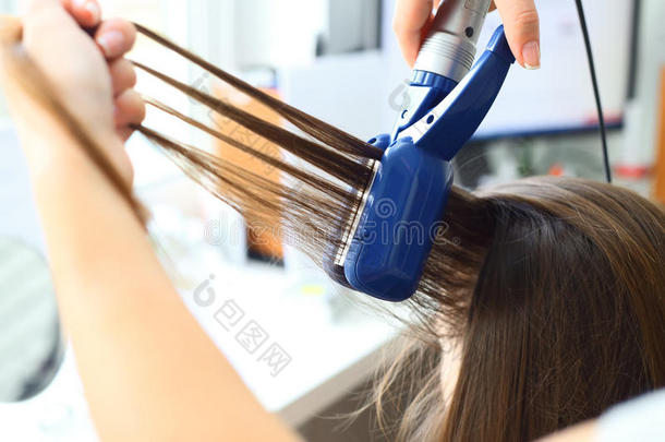 理发师发型模型使用矫直机。
