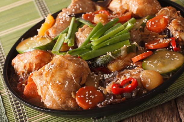 达基姆炖鸡与蔬菜在韩国风格的特写。 水平的