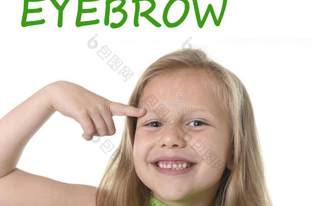可爱的小女孩指着她的眉毛在身体部位学习英语单词在学校