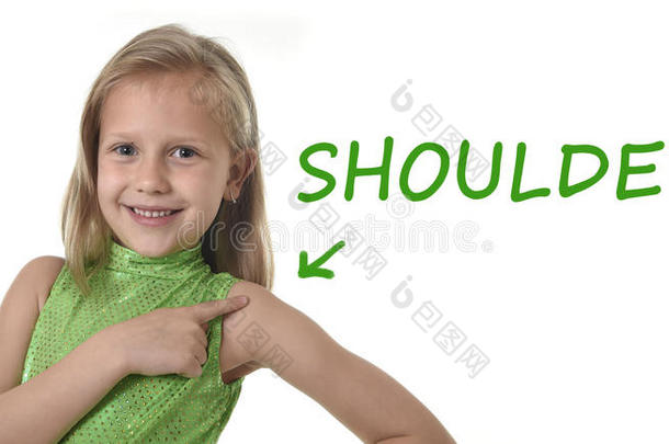 可爱的小女孩指着她的肩膀在身体部位学习英语单词在学校