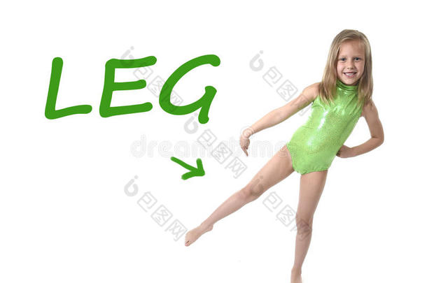 可爱的小女孩指着腿在身体<strong>部位</strong>学习英语单词在学校