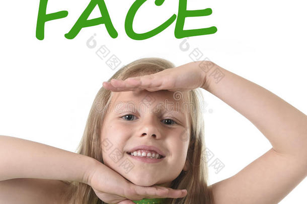 可爱的小女孩在学校学习英语单词时，在身体部位露出脸