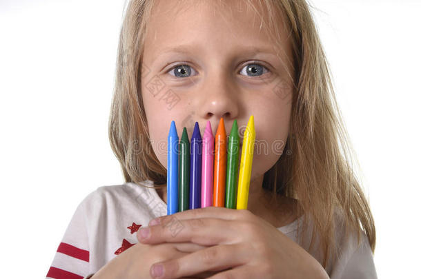 美丽的小女孩拿着多色蜡笔设置在<strong>艺术学校</strong>儿童教育的概念