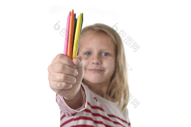 6岁或7岁的美丽小女孩手持多色蜡笔，树立了<strong>艺术学校</strong>儿童教育的理念