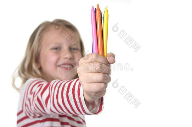 美丽的小女孩拿着多色蜡笔设置在艺术学校儿童教育的概念
