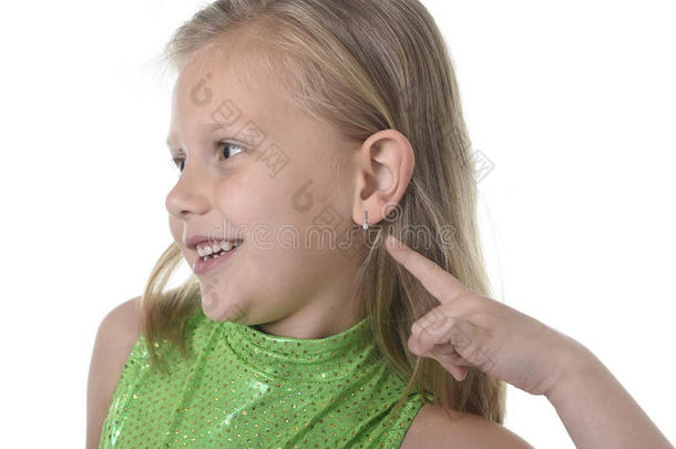 可爱的小女孩指着她的耳朵在身体<strong>部位</strong>学习学校图表