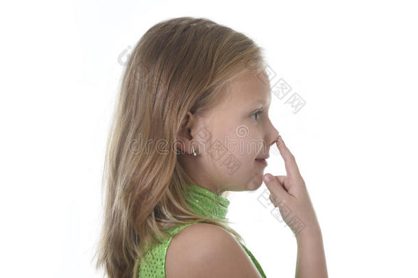 可爱的小女孩用鼻子指着她的身体部位，学习学校图表