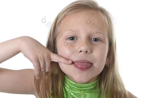可爱的小女孩指着她的舌头在身体部位学习学校图表，艾莉