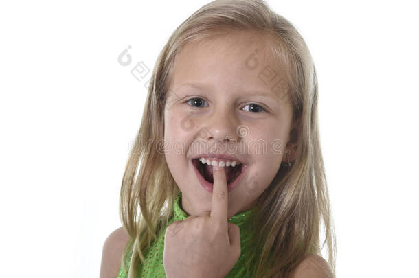 可爱的小女孩在身体<strong>部位</strong>指着她的牙齿，学习学校图表