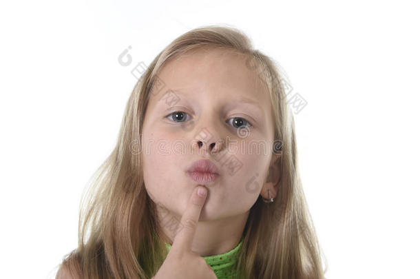 可爱的小女孩在身体部位展示她的嘴唇，学习学校图表