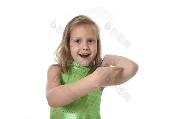 可爱的小女孩用<strong>胳膊</strong>肘指着她的身体部位，学习学校图表