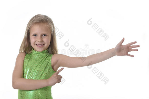 可爱的小女孩指着她的手臂在<strong>身体部位</strong>学习学校图表