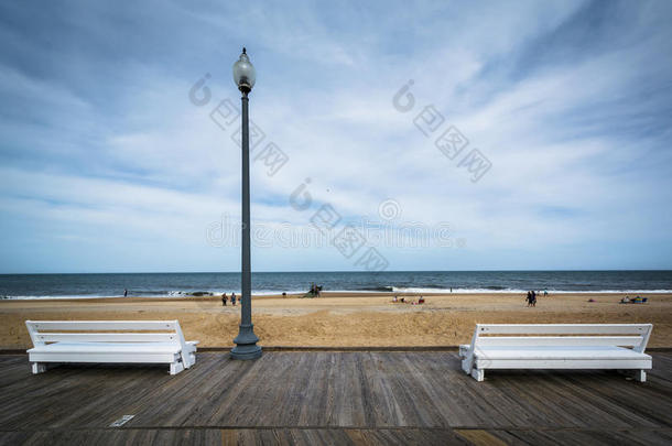 特拉华州雷霍布斯海滩木板路上的长凳。